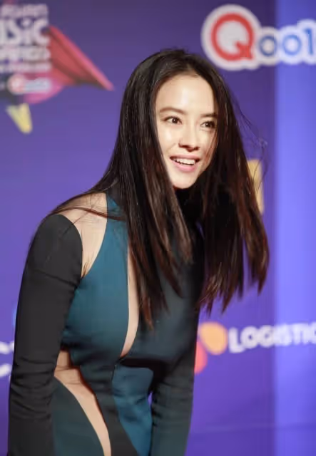 宋智孝的造型是認真的嗎？深綠色長裙端莊優雅，但卻意外地顯身材