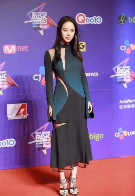 宋智孝的造型是認真的嗎？深綠色長裙端莊優雅，但卻意外地顯身材