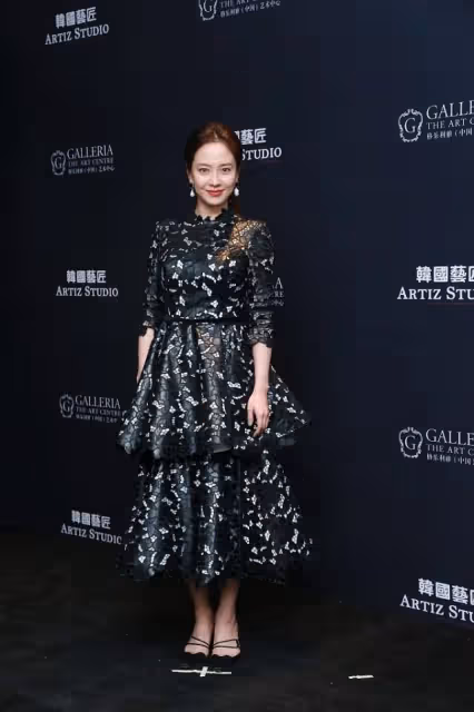 宋智孝的造型是認真的嗎？深綠色長裙端莊優雅，但卻意外地顯身材