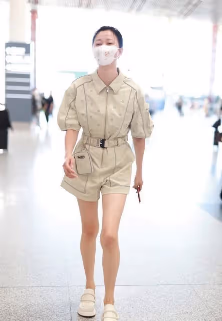 倪虹潔的衣品真「有譜」，蘋果綠連體短褲好清新，素顏也這麼嫩
