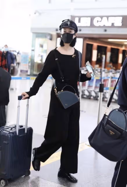 倪虹潔的衣品真「有譜」，蘋果綠連體短褲好清新，素顏也這麼嫩