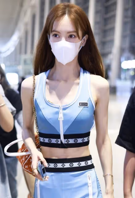 金晨不愧是跳舞出身，這身材穿露臍運動裝都不在話下，太有活力了