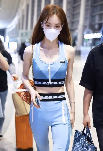 金晨不愧是跳舞出身，這身材穿露臍運動裝都不在話下，太有活力了
