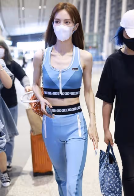 金晨不愧是跳舞出身，這身材穿露臍運動裝都不在話下，太有活力了