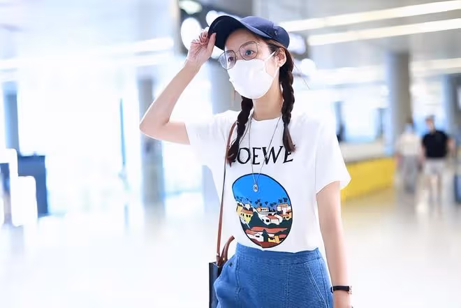 生活中的呂一這麼可愛的嗎？卡通T恤配牛仔裙，扎麻花辮太嫩了