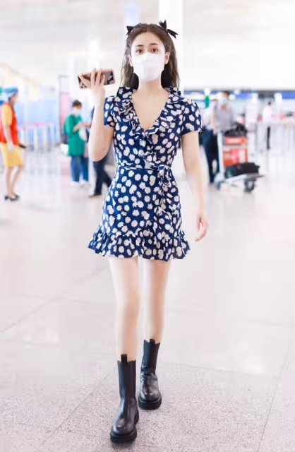 劉芸已經是孩子媽了，穿衣還這麼「沒譜」，小雛菊短裙也太可愛了
