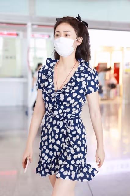 劉芸已經是孩子媽了，穿衣還這麼「沒譜」，小雛菊短裙也太可愛了