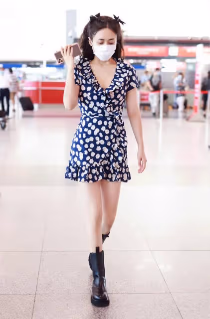 劉芸已經是孩子媽了，穿衣還這麼「沒譜」，小雛菊短裙也太可愛了