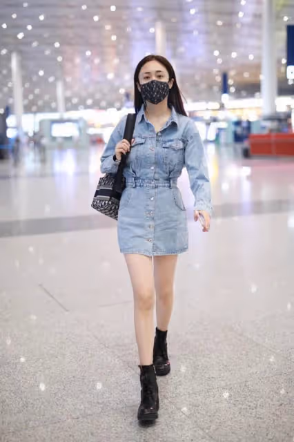 劉芸已經是孩子媽了，穿衣還這麼「沒譜」，小雛菊短裙也太可愛了