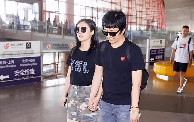 劉芸已經是孩子媽了，穿衣還這麼「沒譜」，小雛菊短裙也太可愛了