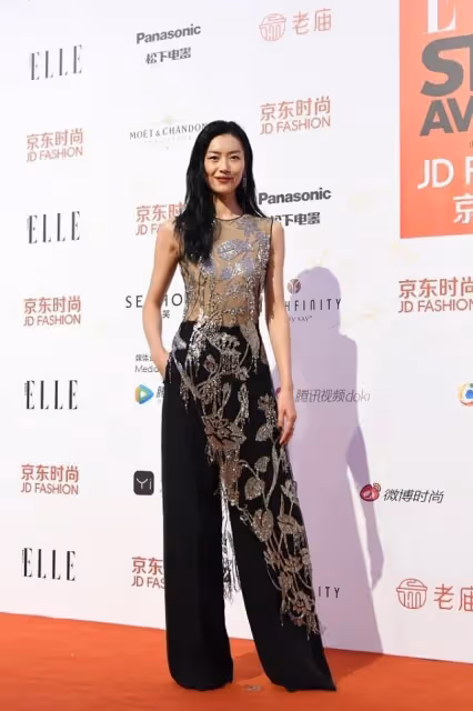 劉雯不愧是超模中的top，穿咖色亮片裙披西裝，明媚又颯爽