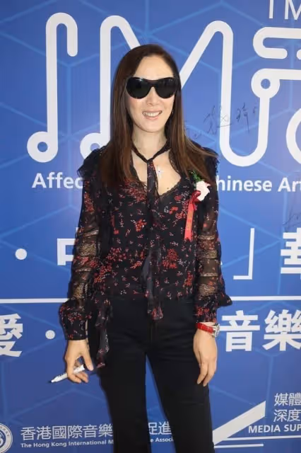 任達華妻子也太颯了，穿著黑色垂感連體褲幹練瀟灑，感覺很英氣