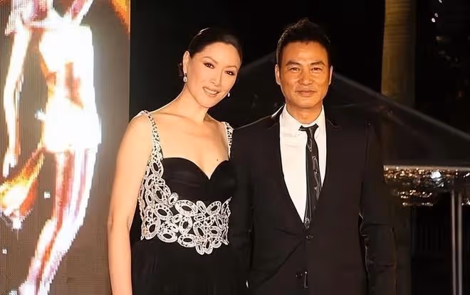 任達華妻子也太颯了，穿著黑色垂感連體褲幹練瀟灑，感覺很英氣