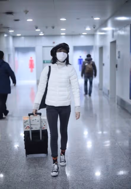 童瑤可真是城會玩，貝雷帽配上白襯衫牛仔褲，這也太混搭了