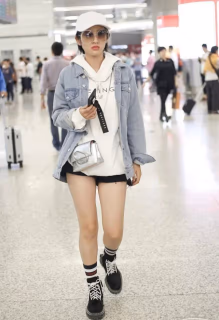 生活中的唐藝昕好懂穿搭，水洗藍牛仔夾克配T恤，裙子還選亮片的