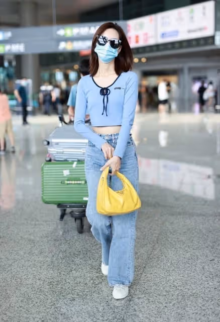 陳都靈也太有少女感了，穿淡藍色露臍上衣配牛仔褲，看著好清爽啊