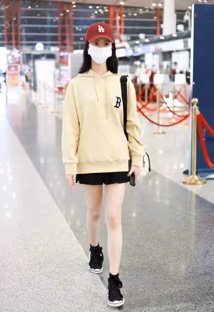 陳都靈也太有少女感了，穿淡藍色露臍上衣配牛仔褲，看著好清爽啊