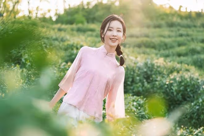 陳都靈也太有少女感了，穿淡藍色露臍上衣配牛仔褲，看著好清爽啊