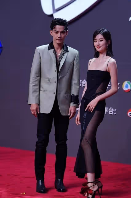 喬欣還挺敢挑戰自己的，娃娃臉還穿「透視裙」，別說還真挺搶眼的
