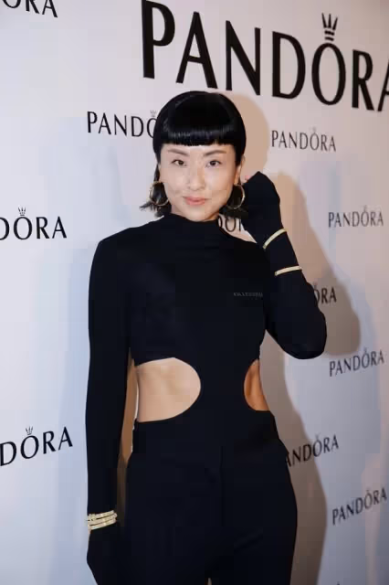 徐濠縈不愧是陳奕迅的老婆，穿黑衣把兩邊「挖空」，馬甲線搶鏡了