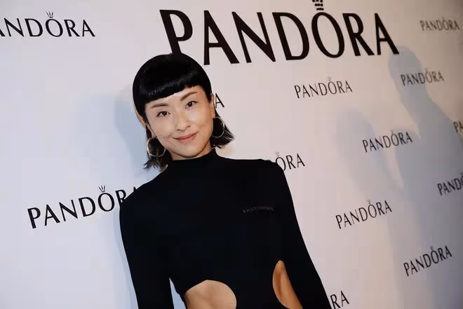 徐濠縈不愧是陳奕迅的老婆，穿黑衣把兩邊「挖空」，馬甲線搶鏡了