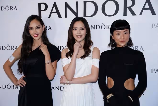 徐濠縈不愧是陳奕迅的老婆，穿黑衣把兩邊「挖空」，馬甲線搶鏡了