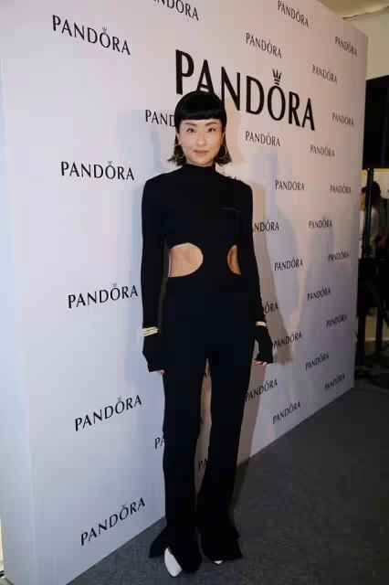 徐濠縈不愧是陳奕迅的老婆，穿黑衣把兩邊「挖空」，馬甲線搶鏡了