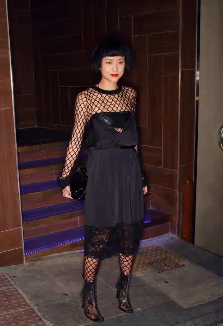 徐濠縈不愧是陳奕迅的老婆，穿黑衣把兩邊「挖空」，馬甲線搶鏡了