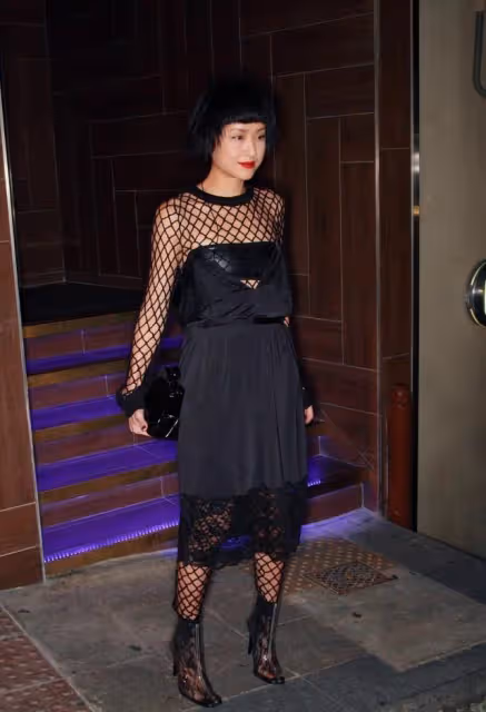 徐濠縈不愧是陳奕迅的老婆，穿黑衣把兩邊「挖空」，馬甲線搶鏡了