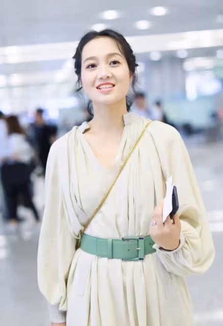 生了倆娃的朱丹氣質更溫柔了，穿杏色長裙，不老氣反而很年輕