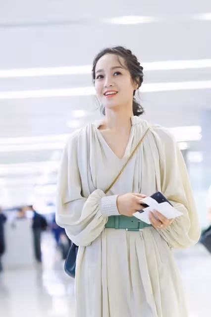 生了倆娃的朱丹氣質更溫柔了，穿杏色長裙，不老氣反而很年輕