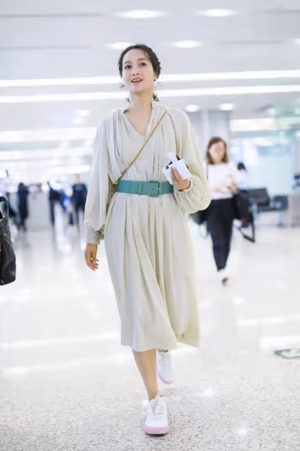 生了倆娃的朱丹氣質更溫柔了，穿杏色長裙，不老氣反而很年輕