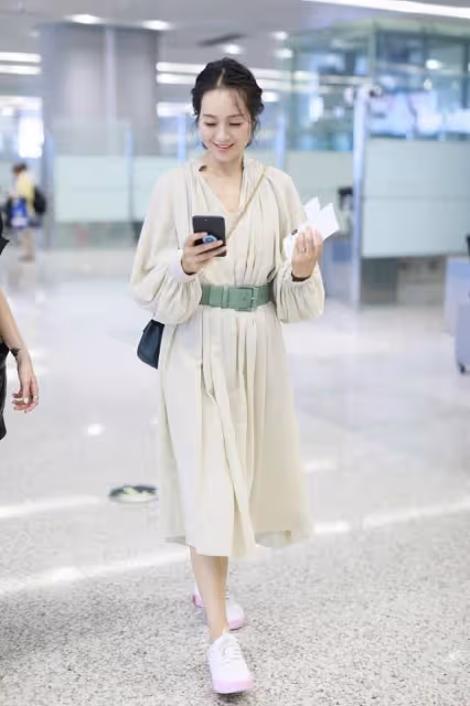 生了倆娃的朱丹氣質更溫柔了，穿杏色長裙，不老氣反而很年輕