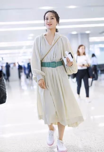 生了倆娃的朱丹氣質更溫柔了，穿杏色長裙，不老氣反而很年輕