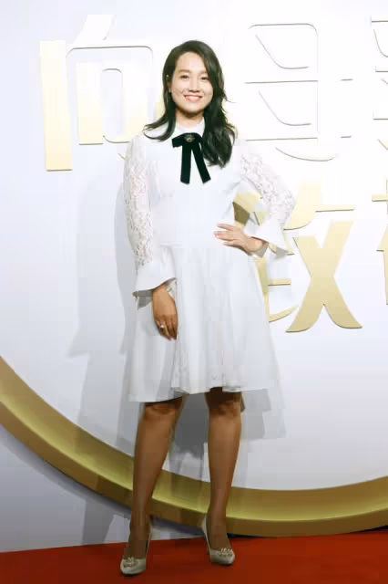 生了倆娃的朱丹氣質更溫柔了，穿杏色長裙，不老氣反而很年輕