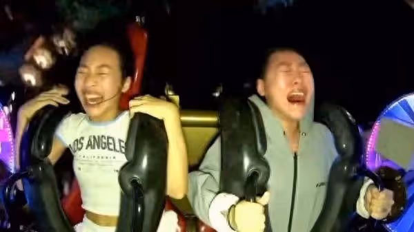 小S陪愛女玩遊樂設施！嚇得「尖聲大叫救命」　爆笑畫面全被拍