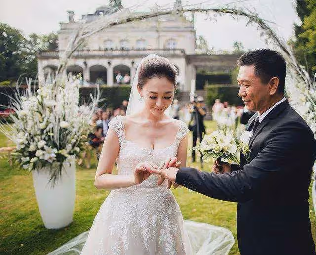 李小冉:39歲嫁給富商男閨蜜,5個億隨便花,如今生活狀況怎樣?