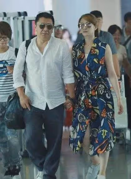 李小冉:39歲嫁給富商男閨蜜,5個億隨便花,如今生活狀況怎樣?
