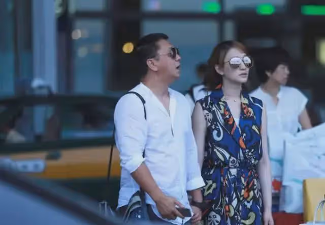 李小冉:39歲嫁給富商男閨蜜,5個億隨便花,如今生活狀況怎樣?