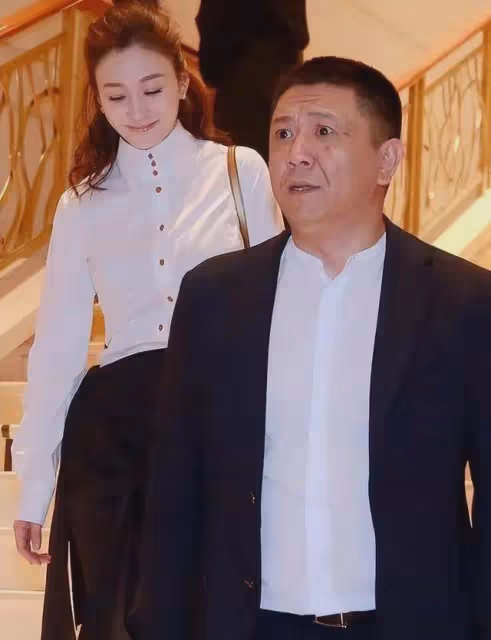 李小冉:39歲嫁給富商男閨蜜,5個億隨便花,如今生活狀況怎樣?