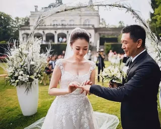 徐梵溪:沒婚姻也沒有孩子,男友花5億娶李小冉,她低調成全