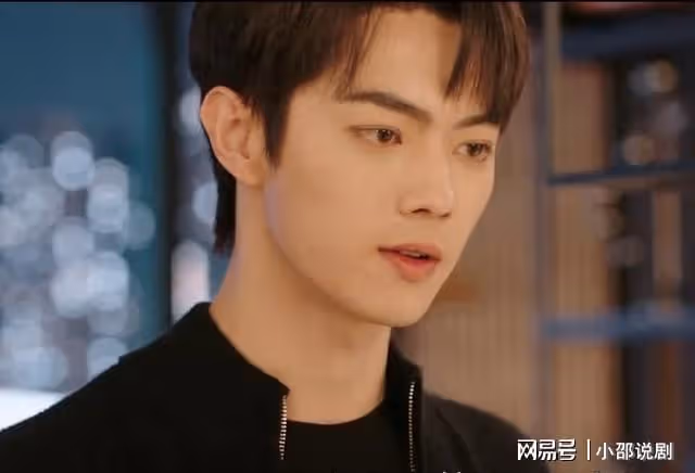 你比星光美麗:秦立追求紀星回國,韓廷吃醋當面親吻