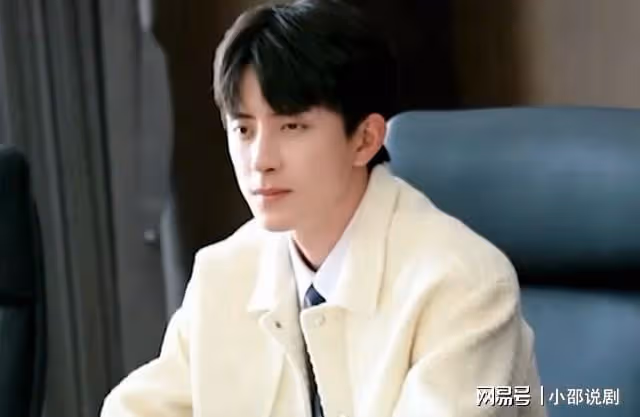 你比星光美麗:秦立追求紀星回國,韓廷吃醋當面親吻