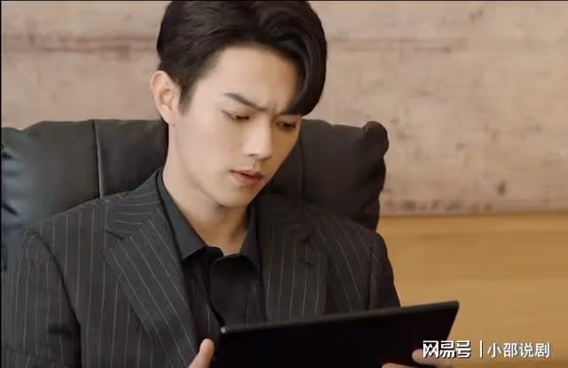 你比星光美麗:秦立追求紀星回國,韓廷吃醋當面親吻