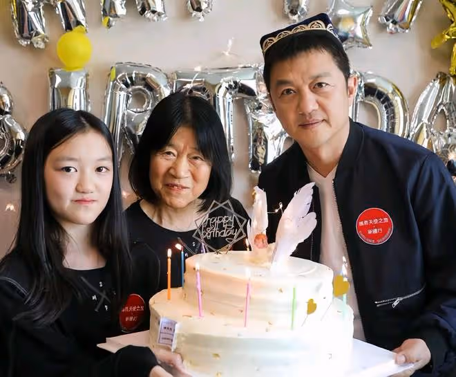 李嫣曬唇齶裂手術照,堅韌成長引關注,嫣然基金顯大愛