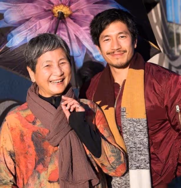 鄭佩佩葬禮結束,兒子發文送別母親,公開母子生前的合影照片