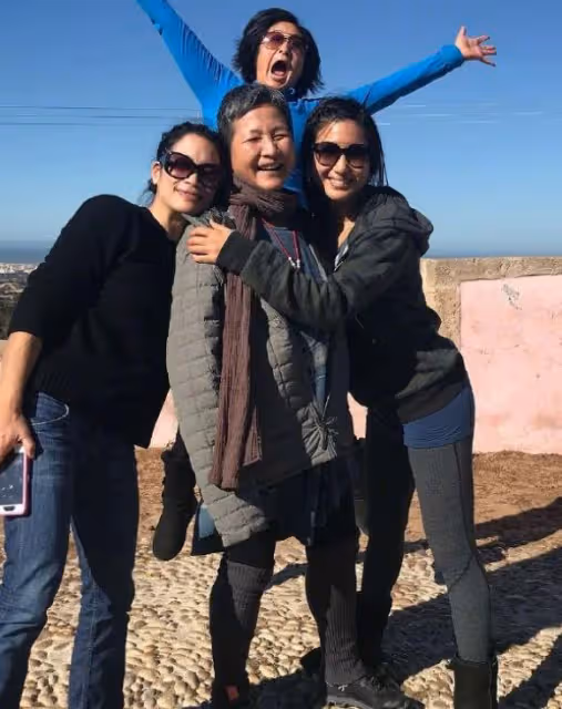 鄭佩佩葬禮結束,兒子發文送別母親,公開母子生前的合影照片
