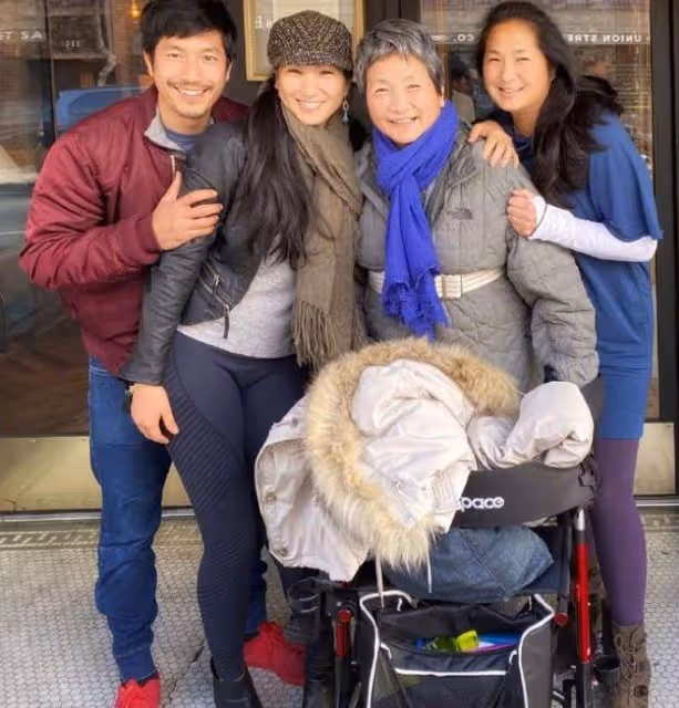 鄭佩佩葬禮結束,兒子發文送別母親,公開母子生前的合影照片