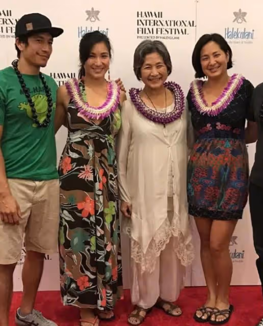 鄭佩佩葬禮結束,兒子發文送別母親,公開母子生前的合影照片
