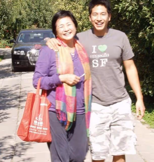 鄭佩佩葬禮結束,兒子發文送別母親,公開母子生前的合影照片